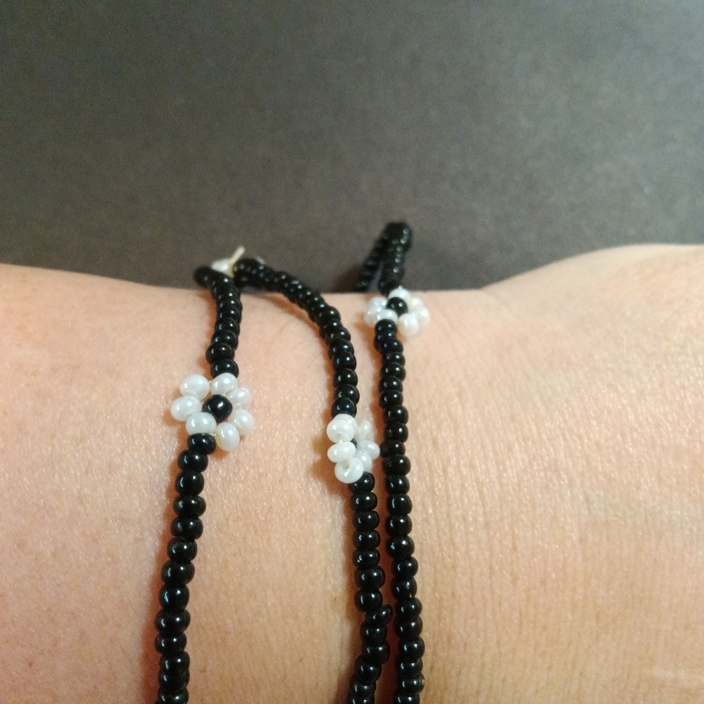 Vintages 90s Necklace Black and White Beaded with Flowers